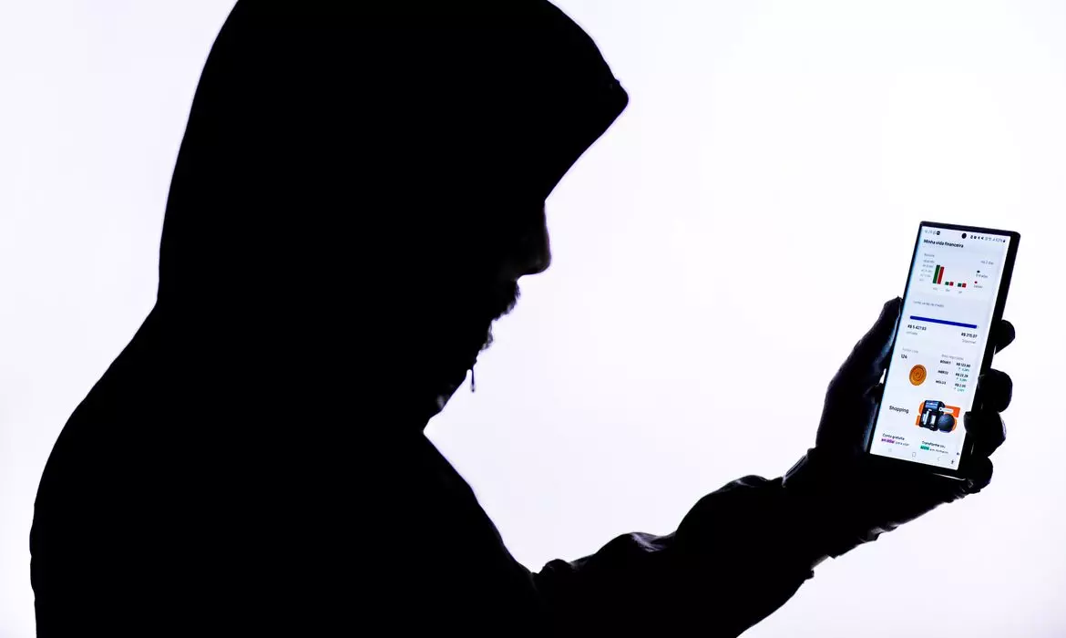 Alerta: Criminosos tentam clonar conta de WhatsApp e aplicar golpes contra clientes bancários, veja quais e o que fazer